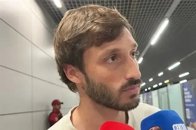 Torcedores do Grêmio xingam Luís Castro e pedem a volta de Renato Gaúcho