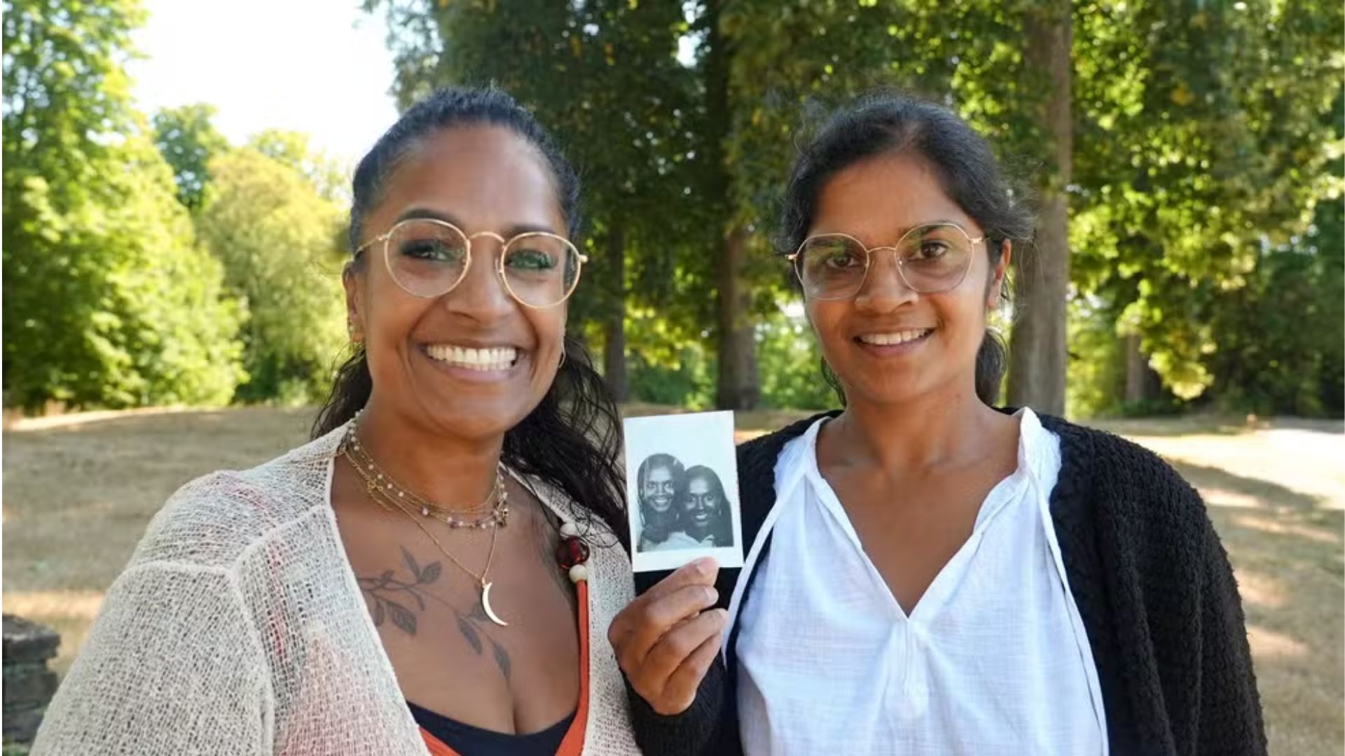 Um teste de DNA realizado quase 30 anos depois de um primeiro encontro revelou que duas amigas de infância eram, na verdade, irmãs biológicas. Meena Geltink e Minal Tijssen nasceram na Índia, foram adotadas ainda bebês por famílias diferentes na Holanda e se conheceram em 1996, durante um encontro de pessoas adotadas.