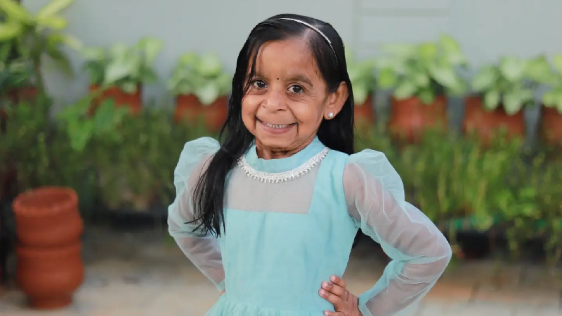 Menina de 6 anos posa para foto usando um vestido