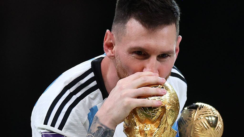 Messi beija a taça da Copa de 2022