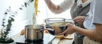 Quando o macarrão estiver cozinhando na panela, coloque uma pitada de sal grosso; explica chefe de cozinha sobre como fazer o prato mais saboroso