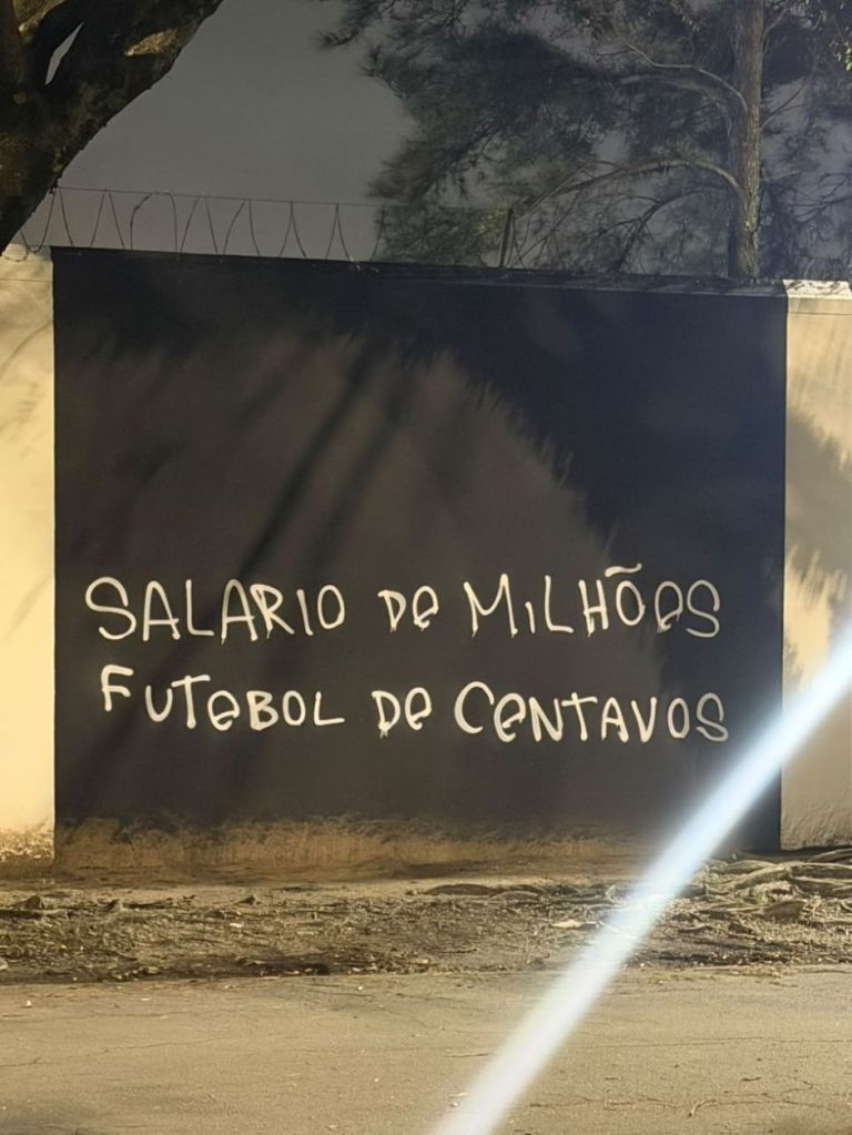 Muro CT Joaquim Grava, vandalizado após eliminação do Corinthians