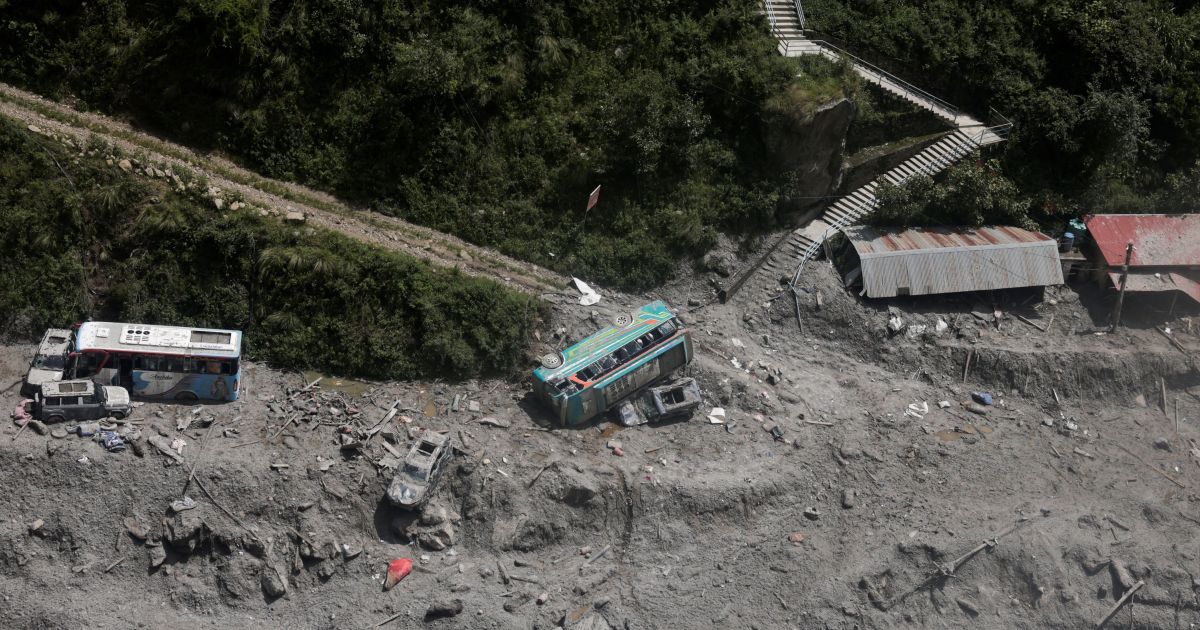 Soldados e equipes de resgate no Nepal atuando após desastre natural