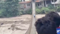 Vídeo: Homem atravessa ponte durante enchente no Nepal para ajudar família