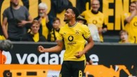 Borussia Dortmund goleia Paderborn e assume a liderança na Bundesliga