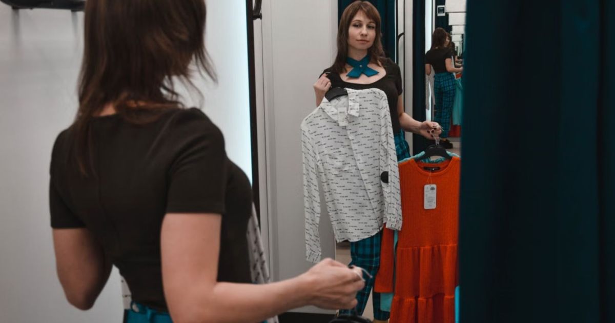 Diferentes roupas com tamanhos variados ao lado de moldes de fabricação