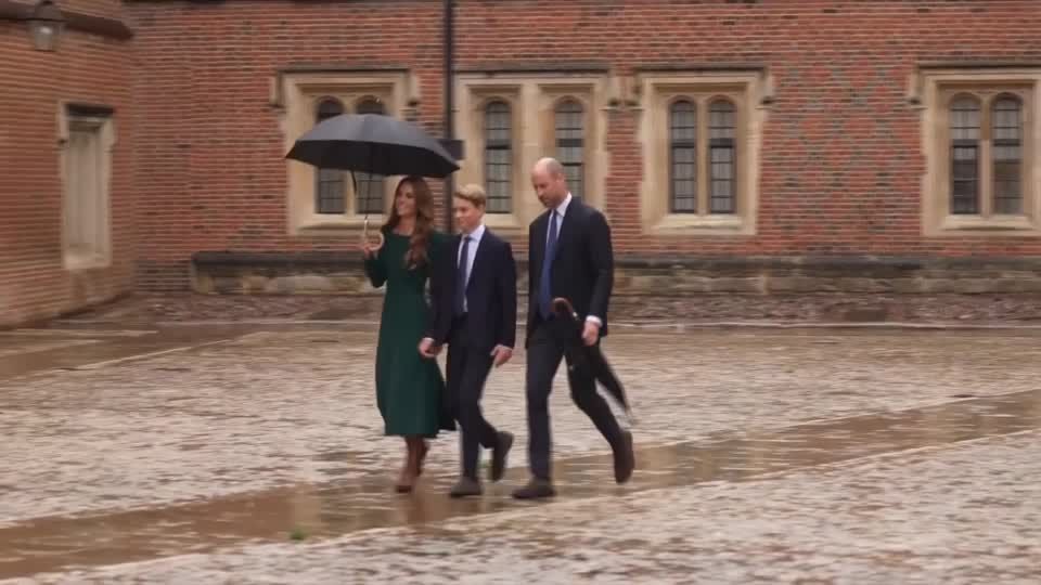 O príncipe George da Grã-Bretanha chega ao prestigiado Eton College.