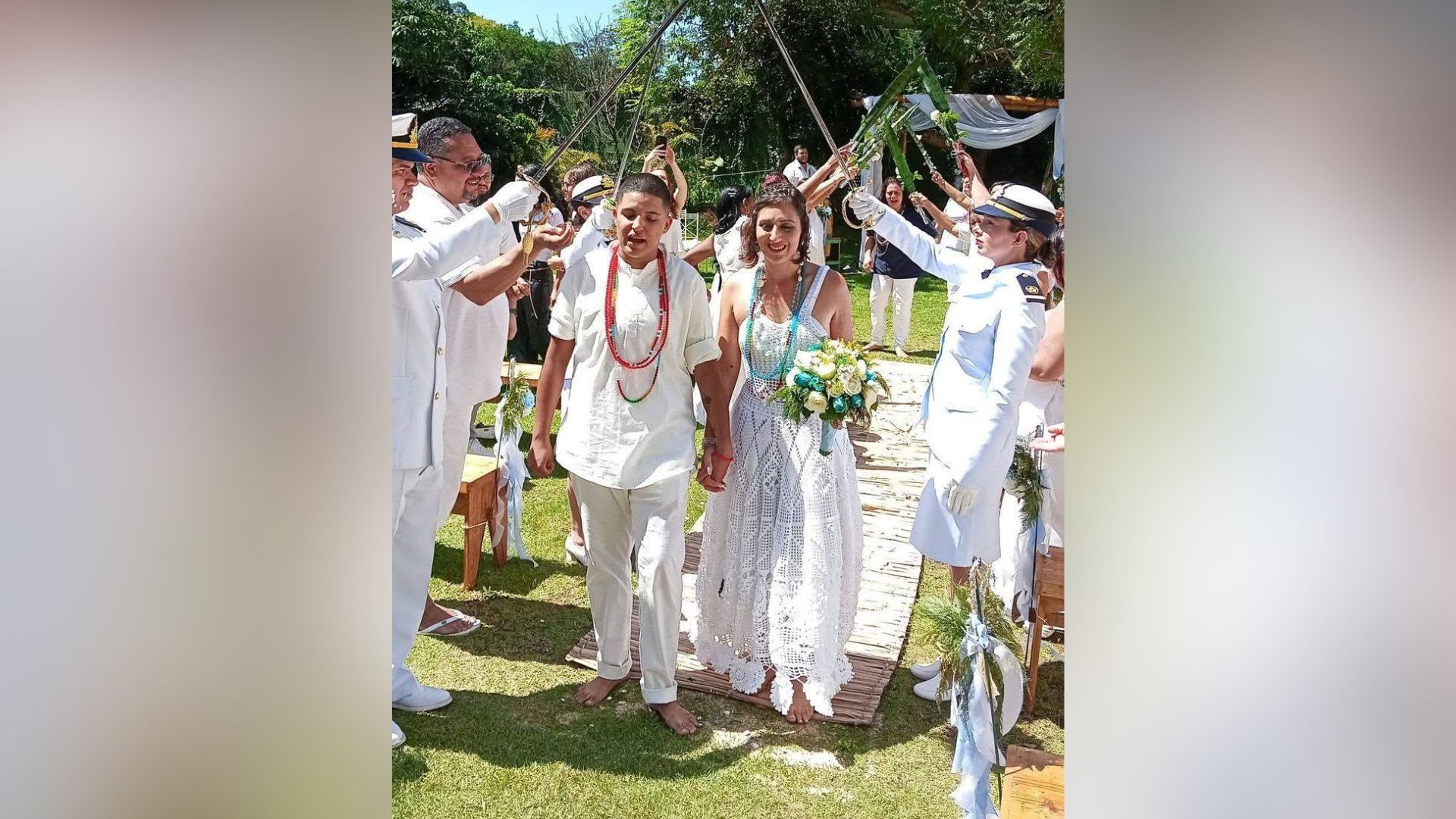 Beatriz Fickert Santoro, oficial da Marinha, e seu marido, Gadu Figueiredo, na cerimônia religiosa de de casamento • Reprodução/Redes Sociais Soraia Fickert