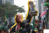 Ato da direita na Av. Paulista tem boneco gigante de Trump levantando Lula
