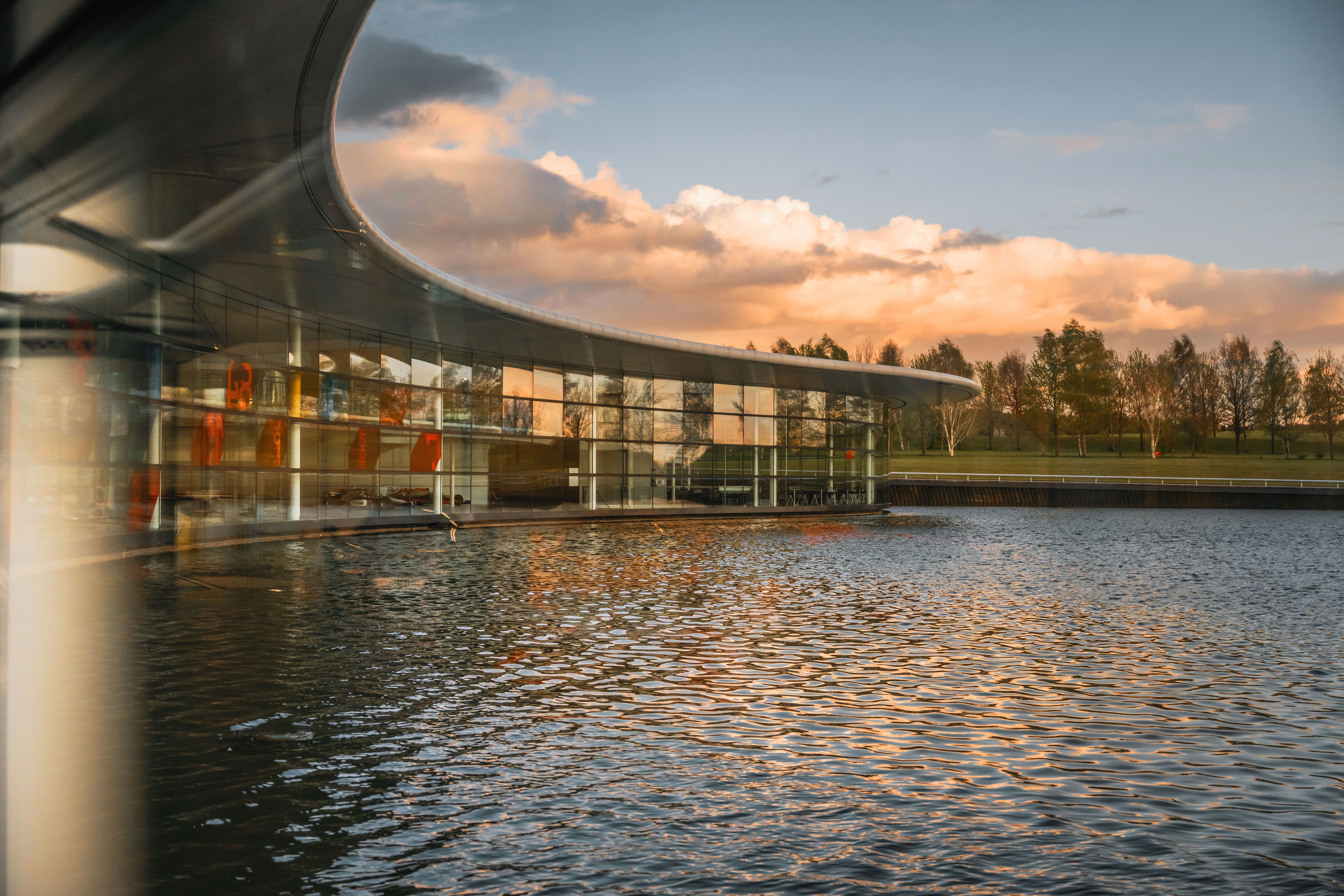 McLaren Technology Center (MTC), a sede da McLaren, em Woking, na Inglaterra • Divulgação McLaren