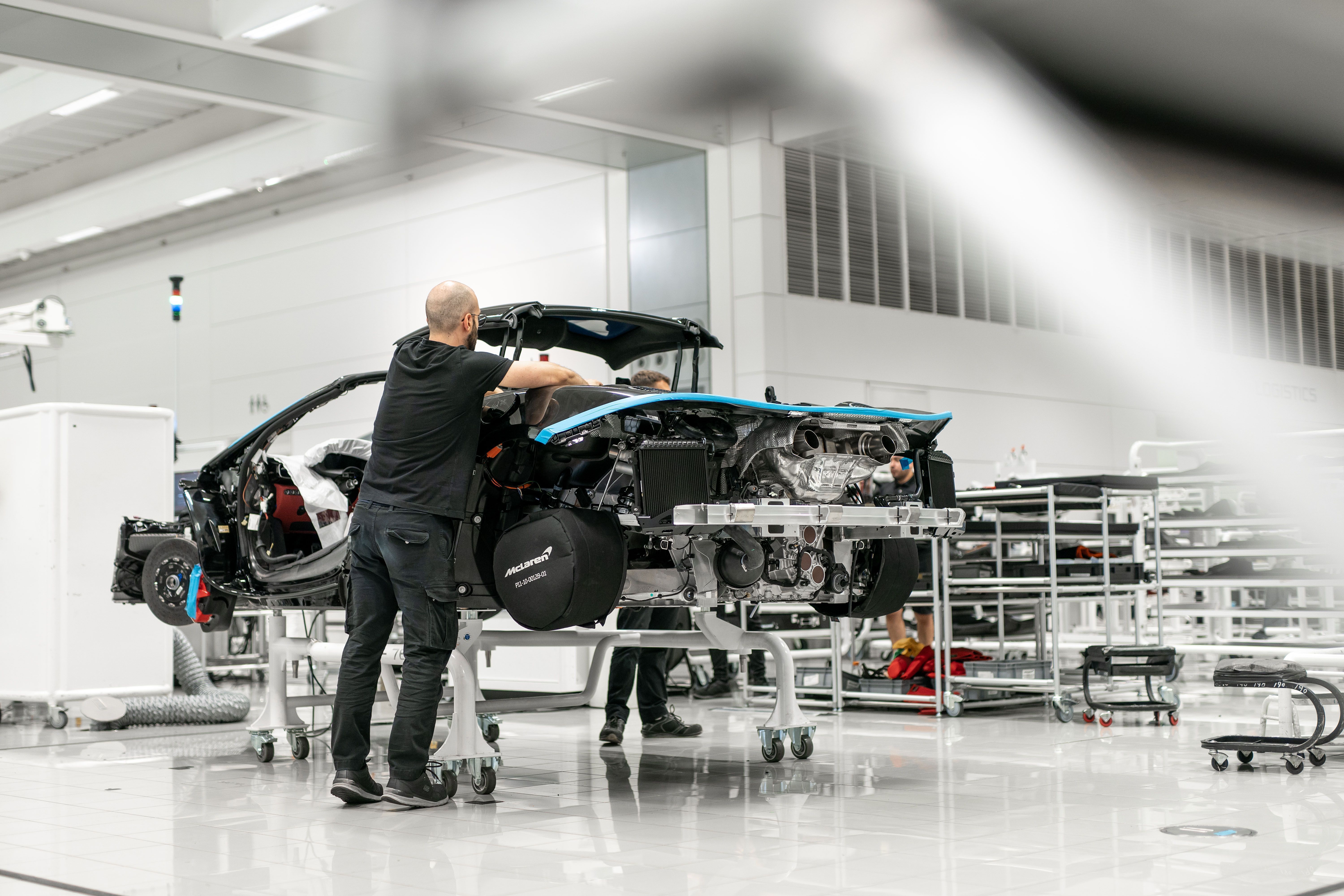 McLaren anuncia investimento de 500 milhões de libras para desenvolver novo SUV e componentes internos in-house • Divulgação McLaren