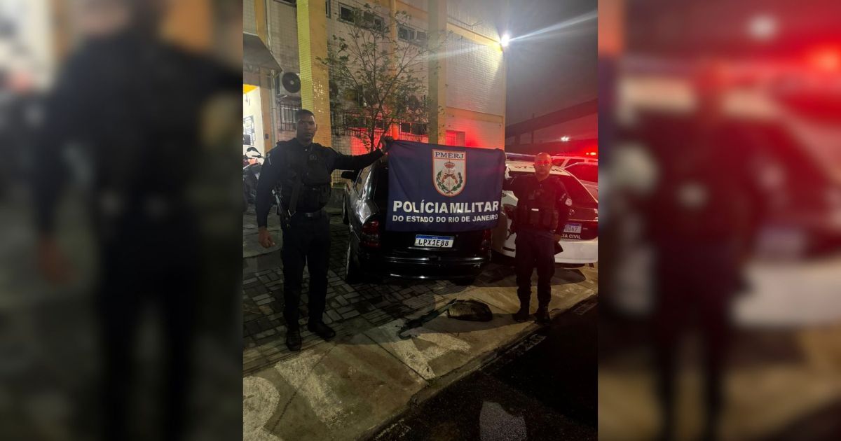 Policiais cercam veículos roubados na operação no Rio de Janeiro