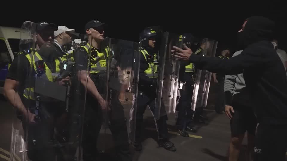 A polícia britânica entrou em confronto com manifestantes anti-imigrantes em Portsmouth (06.09.26) • REUTERS