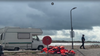 Protesto bloqueia porto após chegada de imigrantes no Reino Unido