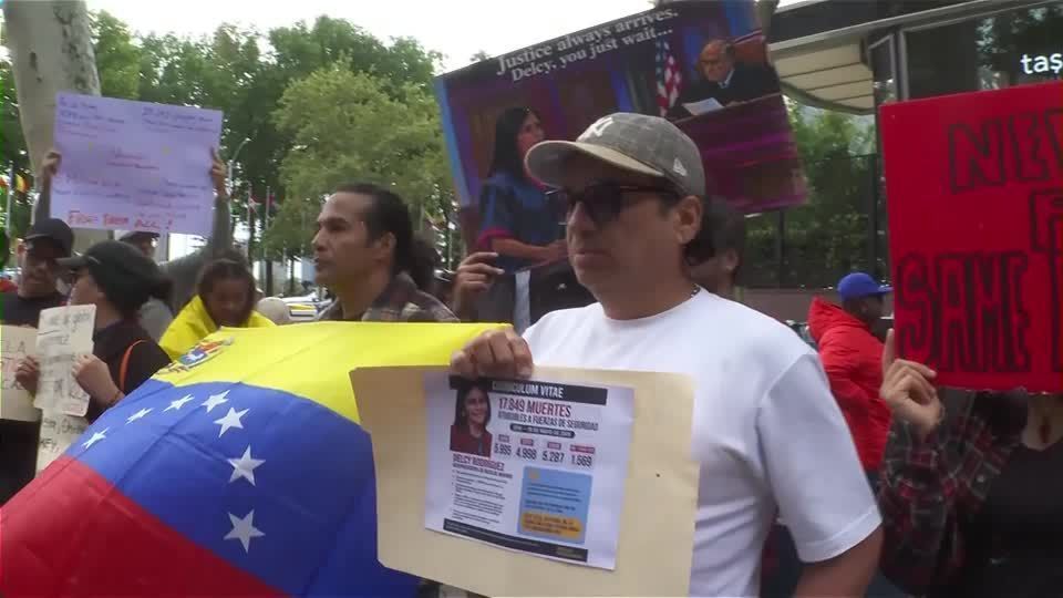 Venezuelanos protestando contra Delcy Rodríguez do lado de fora da sede da ONU em Nova York