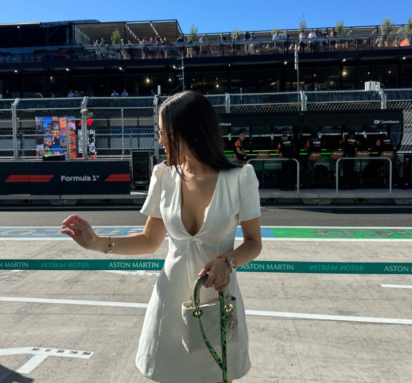 Paulina Montoya, filha do ex-piloto Juan Pablo Montoya, estava de vestido nos boxes, infringindo regra da FIA • Reprodução/Paulina Montoya