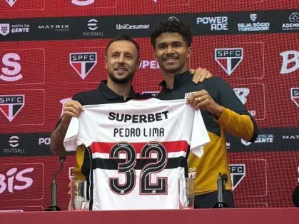 Pedro Lima é apresentado no São Paulo ao lado de Rafinha • Rafael Oliva/Itatiaia · • Rafael Oliva/Itatiaia