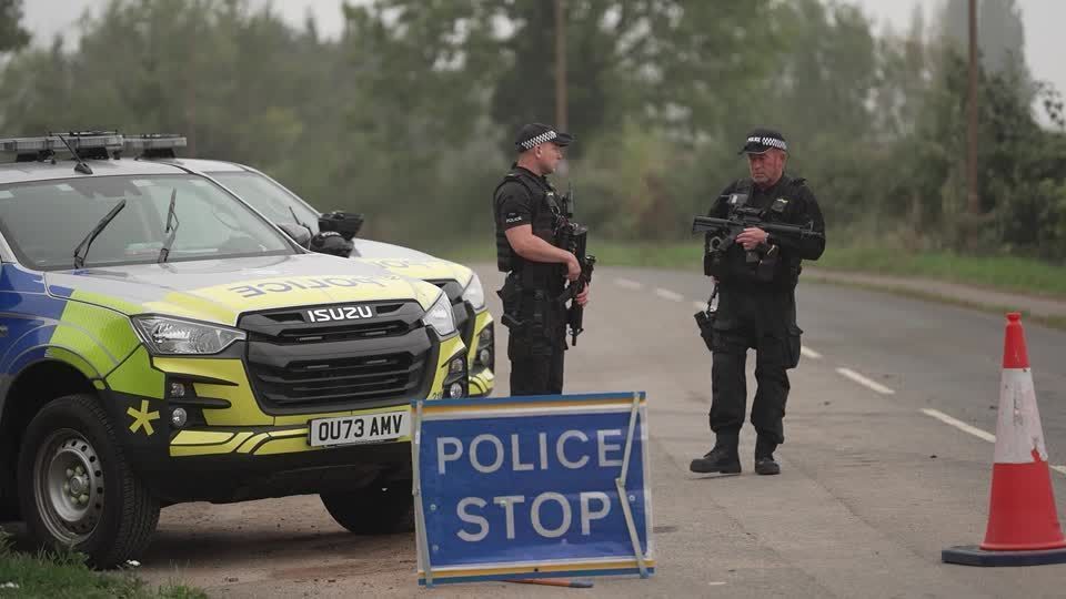 Polícia do Reino Unido em posto de controle na estrada em frente à base aérea da RAF Fairford. • REUTERS