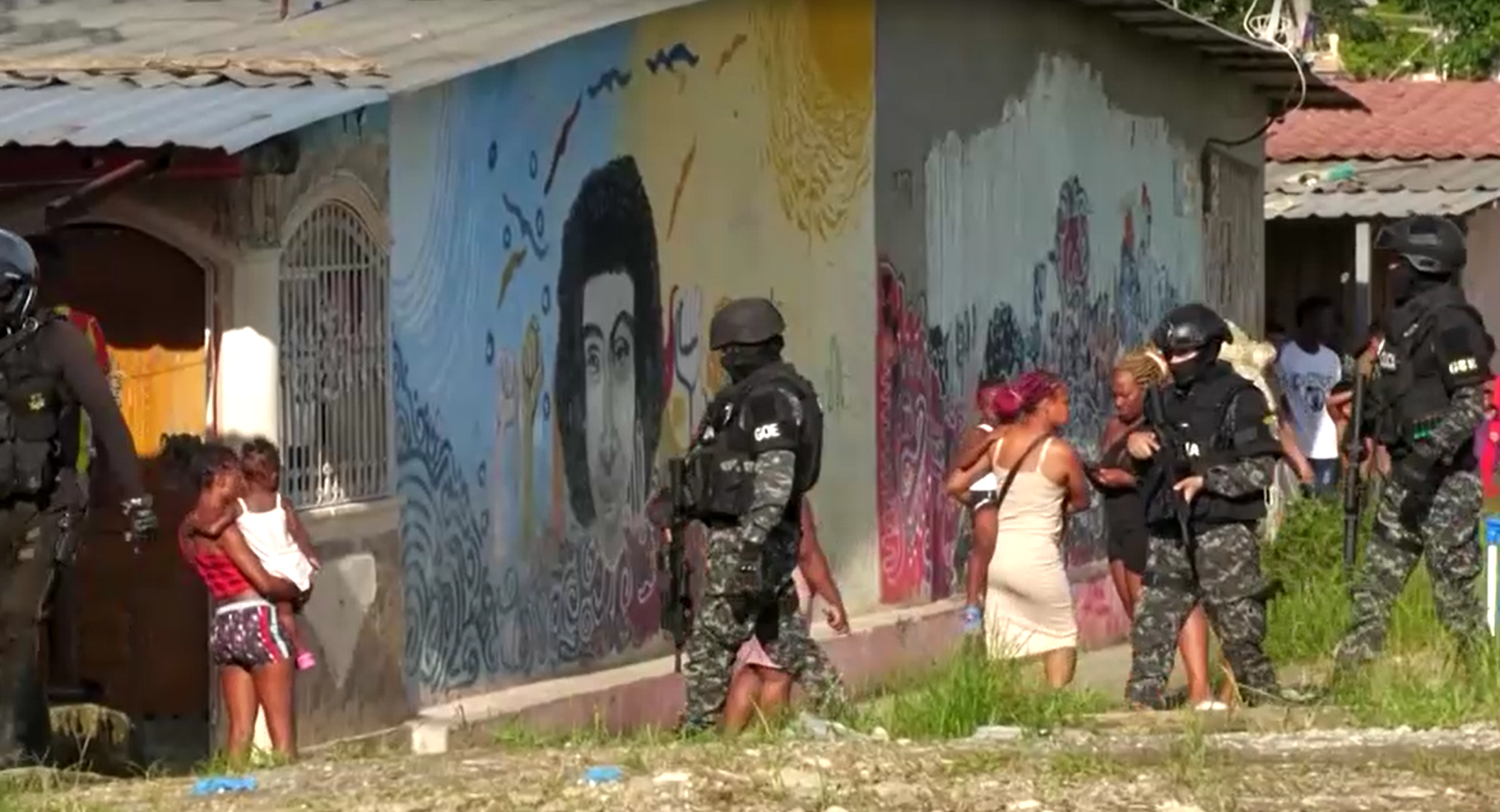 Policiais e militares em distrito de Nueva Prosperina após confronto entre gangues