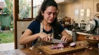 Por que a cebola faz chorar? Segredo de 20 minutos no freezer para nunca mais sofrer com ácido nos olhos