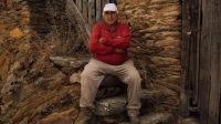 Aos 70 anos, prefeito vive sozinho em uma vila nas montanhas da Espanha e mantém criação de 22 vacas