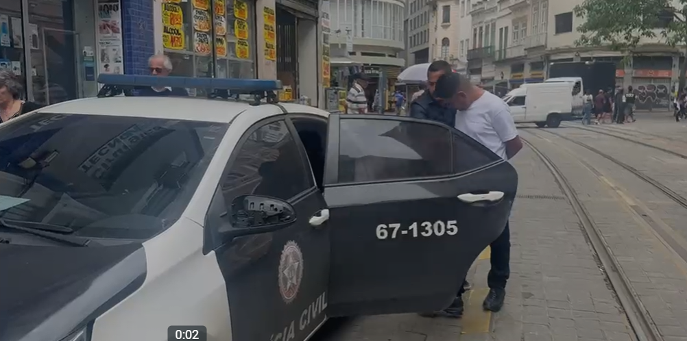 Homem apontado como líder de golpe de celulares é preso no Rio