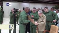 Raúl Castro aparece em cerimônia militar em Cuba em meio a boatos de morte