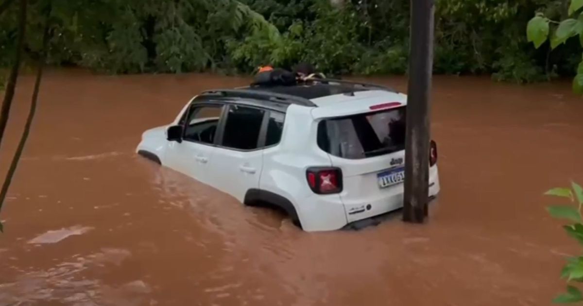 Vídeo: casal é resgatado de carro arrastado pela correnteza no RS