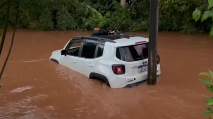 Casal se agarrou a poste para aguardar o resgate do Corpo de Bombeiros