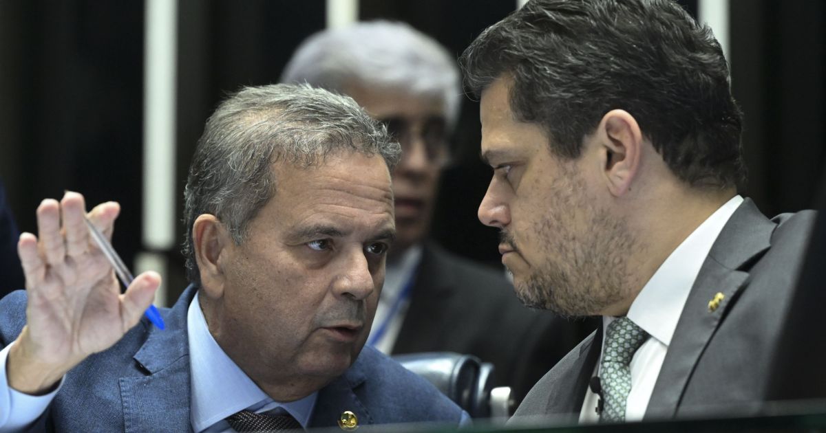 Oposição apresenta projeto para acelerar pedidos de impeachment no Senado