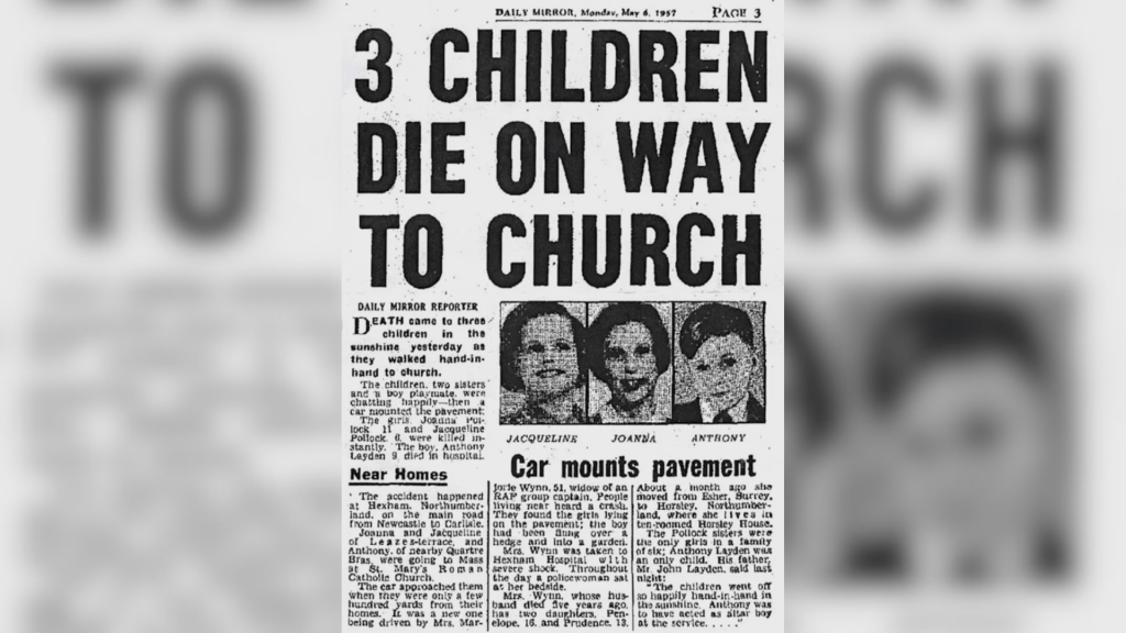 Uma reportagem em jornal impresso traz a manchete "Três crianças morrem a caminho da igreja", com as fotos de duas meninas e um menino, um texto em três colunas e um subtítulo: "Carro encontra a calçada"