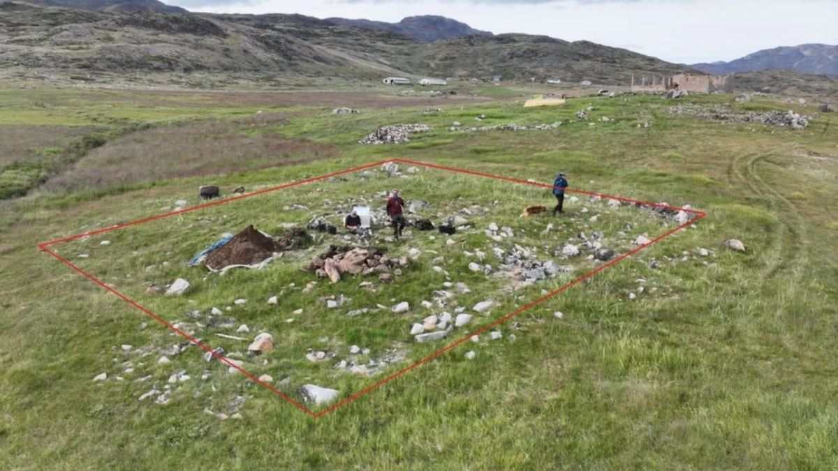 “Corrida dos Gigantes”: competição de remo em abóboras gigantes em lago de Moscou reúne dezenas de pessoas fantasiadas