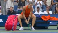 Sabalenka perde a cabeça na final, quebra raquete e xinga cinegrafista