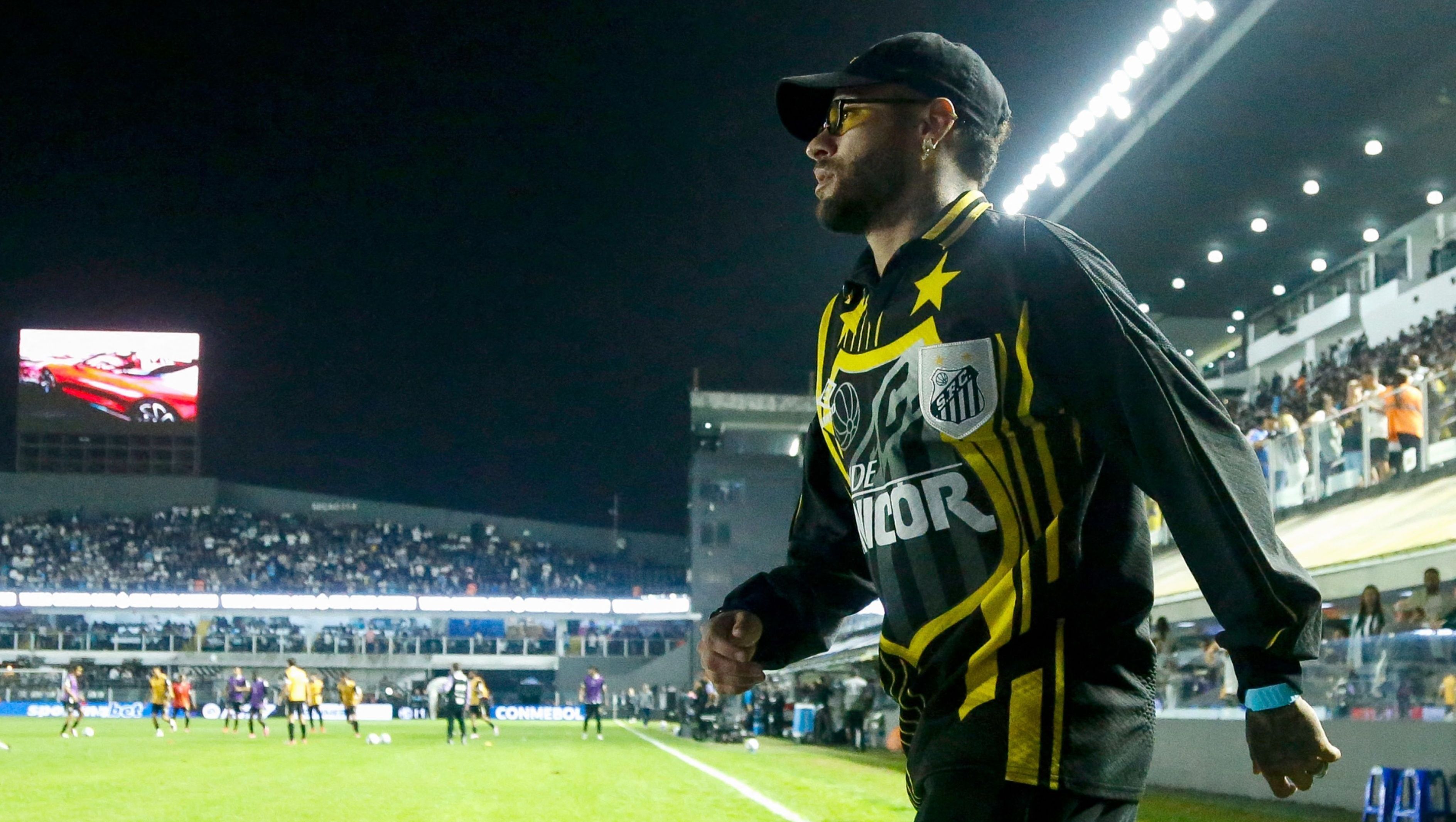 Neymar "cobra" jornalista em jogo do Santos: "Corneteiro do c***"