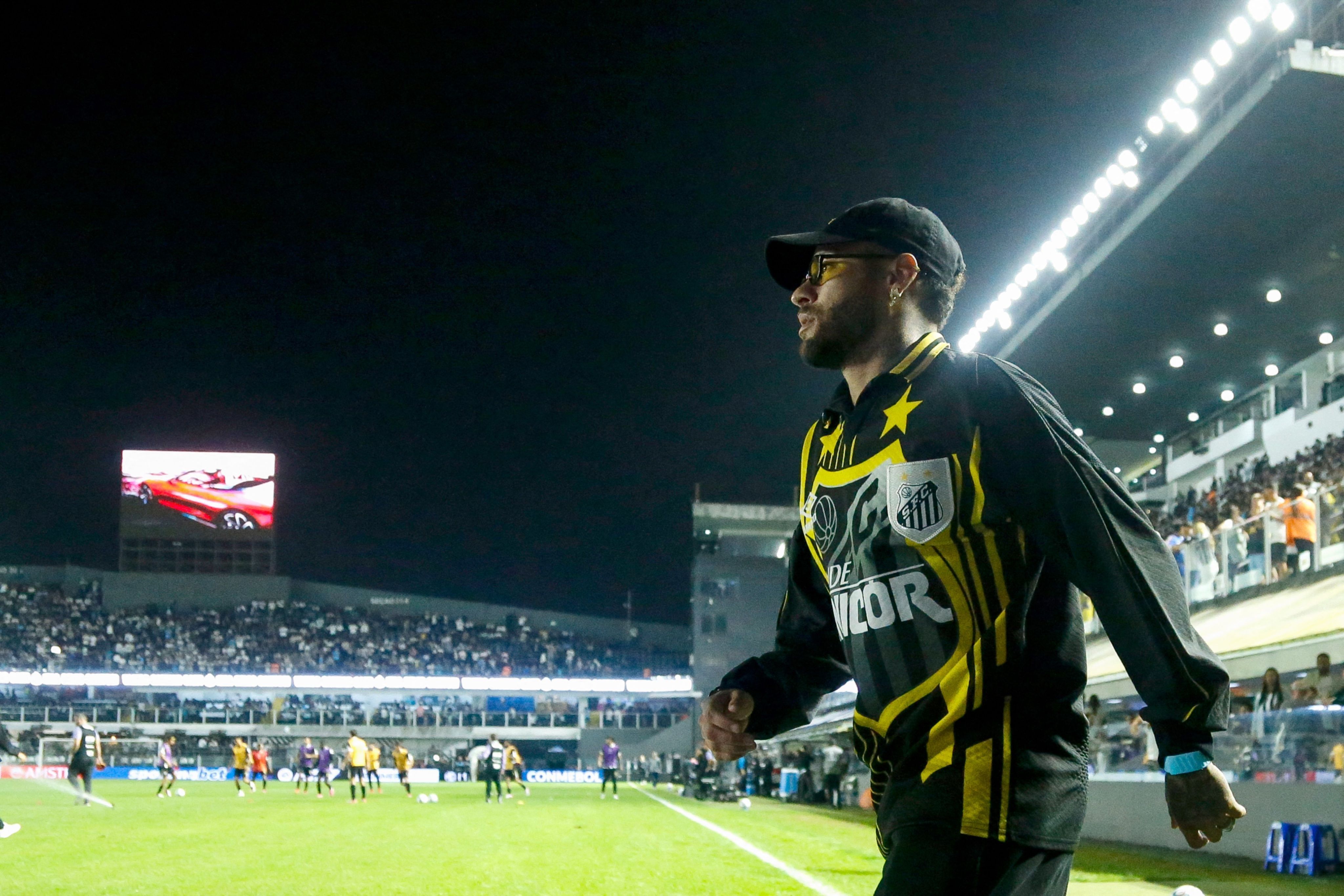 Neymar acompanhou a vitória do Santos contra o Atlético-MG