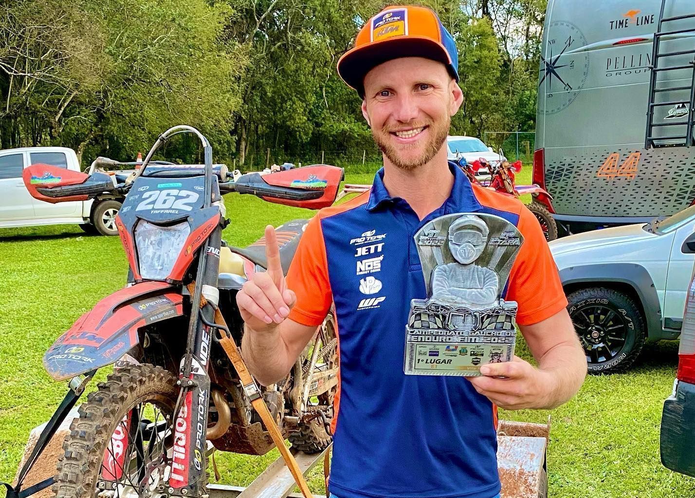 Gian Taffarel posa com troféu em 2022 • Reprodução/Instagram/gian_taffarel