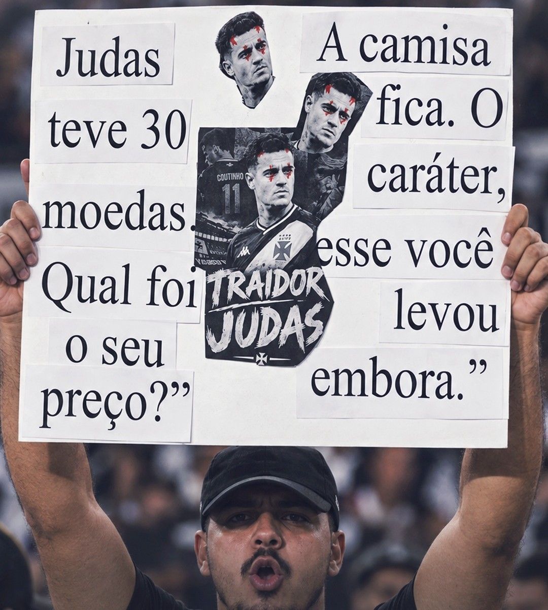 Torcedor presente no estádio leva cartaz criticando o jogador • André Durão/GE