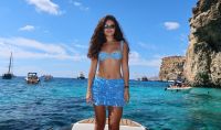 Maisa abre álbum de fotos em Malta e posa de biquíni com amigas