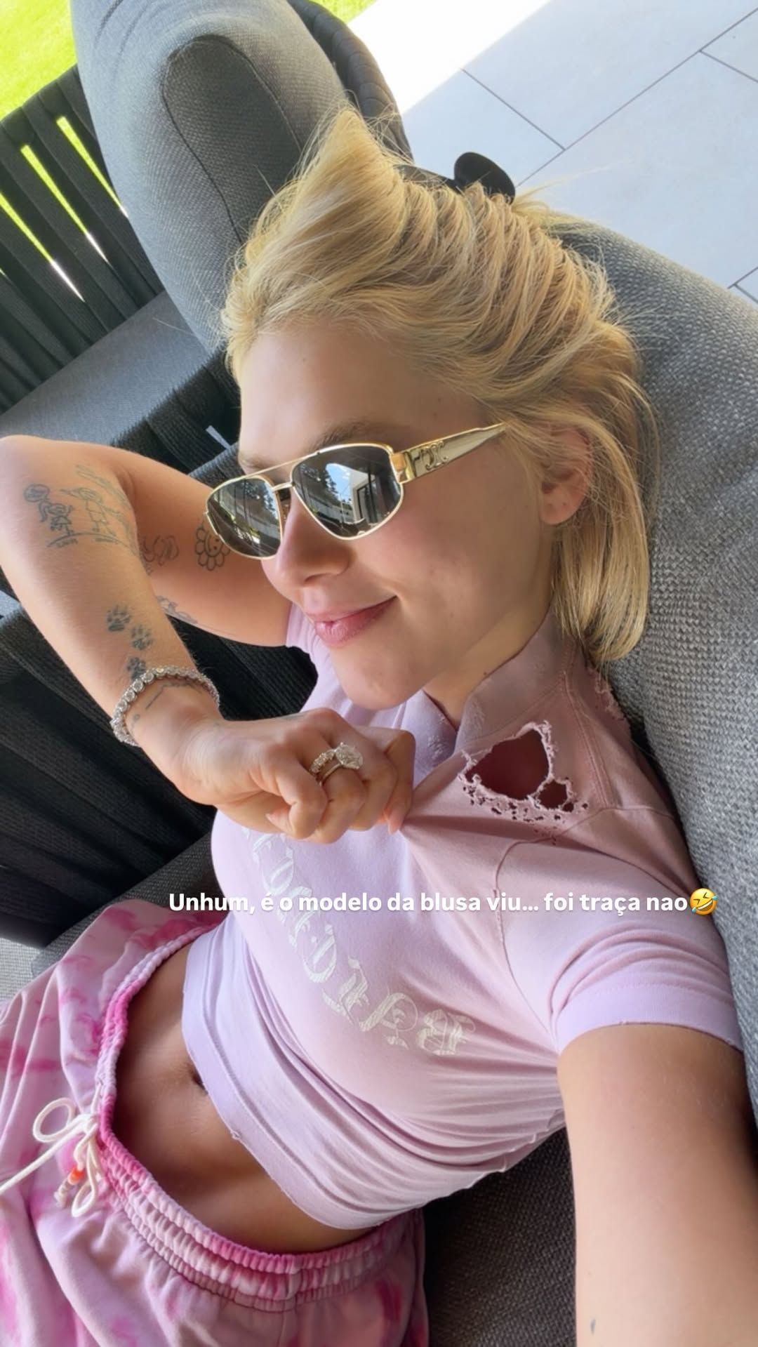 Virginia diverte fãs ao surgir com blusa rasgada • Instagram/Virginia Fonseca