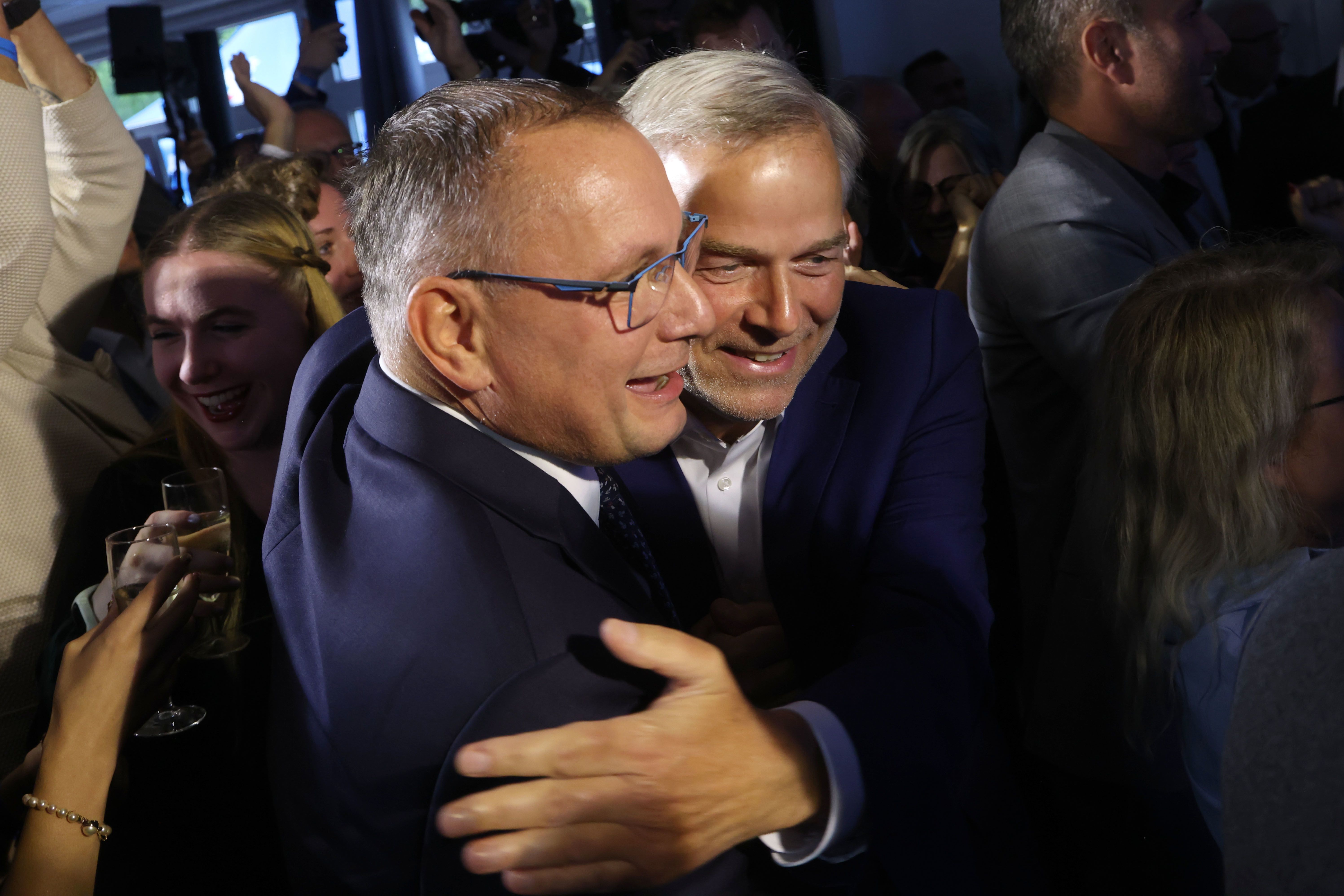 Membros do AfD comemoram vitória na Pomerânia • Sean Gallup/Getty Images via CNN Newsource