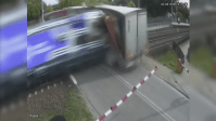 Vídeo: Caminhão é atingido em cheio por trem na Polônia