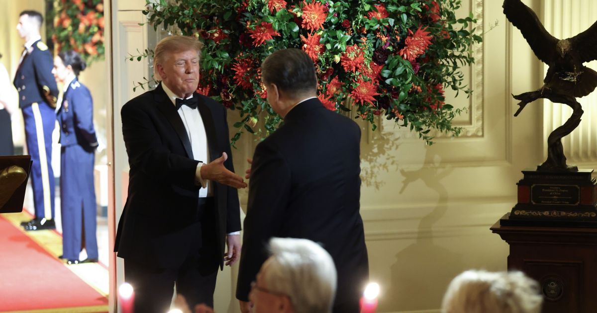 Trump Presenteia Xi Jinping Com Escultura De Aguia Careca Simbolo Dos Eua