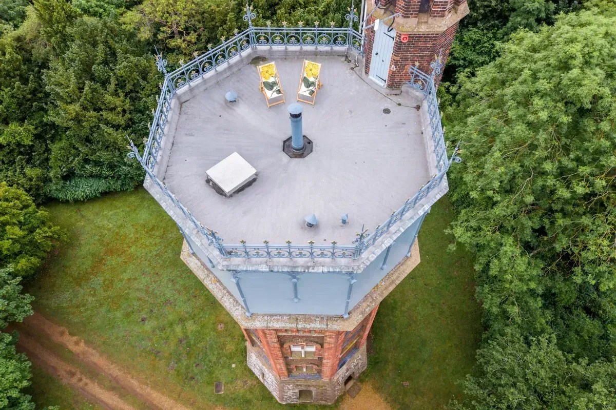Torre histórica da família real britânica vira hospedagem para casais