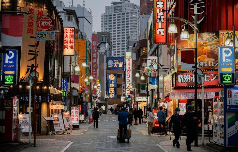 Rua movimentada no Japão com pessoas agindo com cortesia