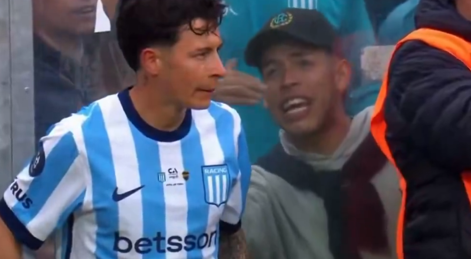 Jogador do Racing faz gol olímpico após "dica" de torcedor no escanteio