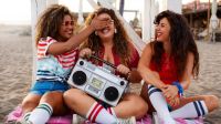 Já imaginou como você seria nos anos 80? Entenda a trend e veja como fazer