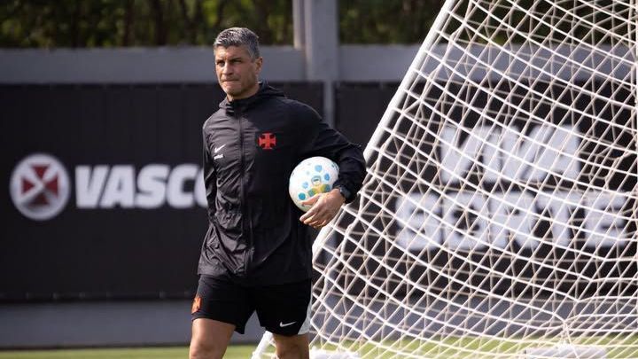 Imagem de destaque do post: Escalação do Vasco: Pedro Emanuel conta com Robert Renan contra Vitória