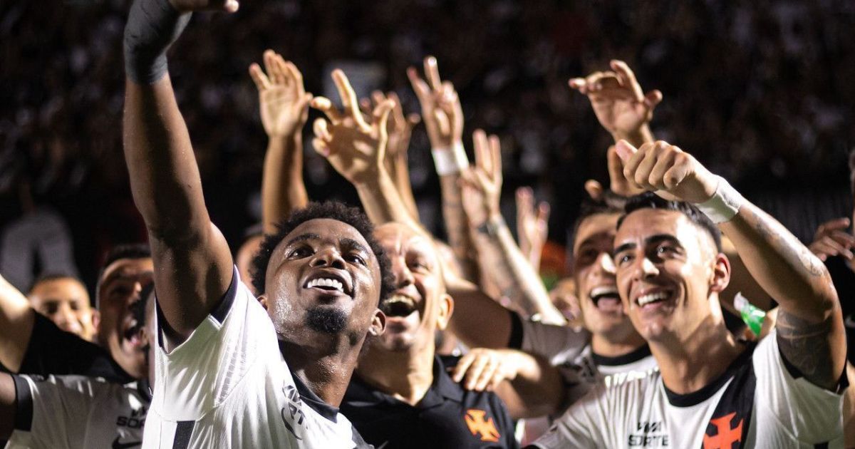 Jogadores do Vasco e Fluminense em partida no Maracanã