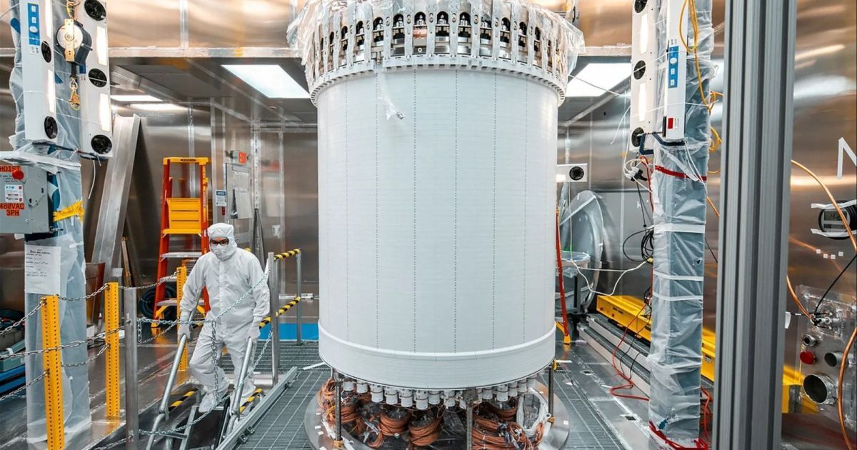 Imagem ilustrativa de detector subterrâneo em laboratório de física