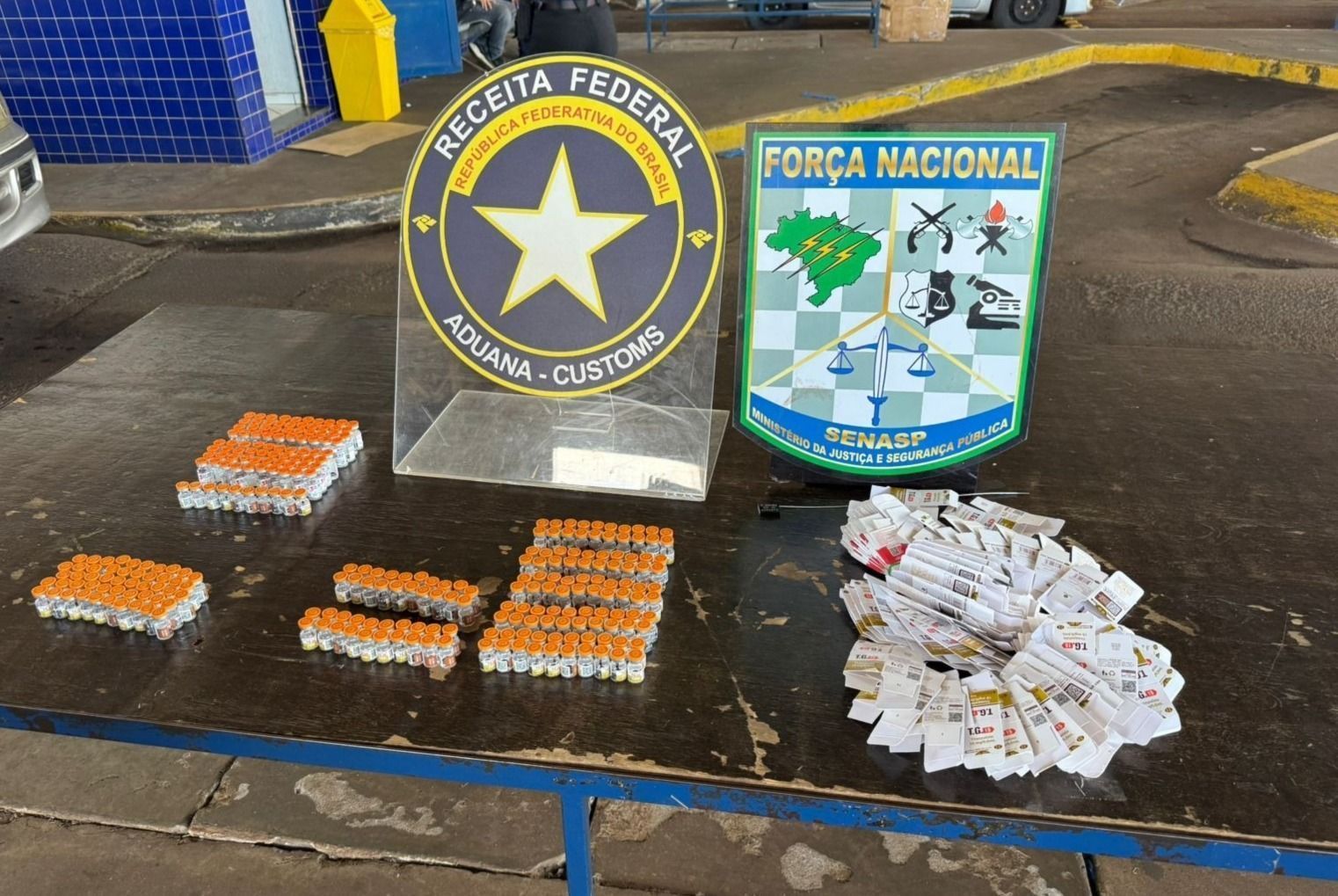 Durante uma fiscalização de rotina, agentes da Receita Federal abordaram uma motocicleta de placa paraguaia, conduzida por um mototaxista paraguaio, e localizaram um fundo falso no filtro de ar do veículo